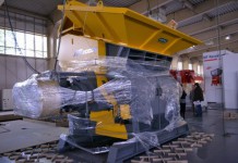 Informacje dla dekarza, cieśli, blacharza, architekta, projektanta, konserwatora i inwestora. Błędy, usterki, wilgoć i zacieki. Budowa, remonty i naprawy. Dachy płaskie, zielone i skośne. Dachówki, blachodachówki, łupek, gont, folie, papy, blachy. Konstrukcje, materiały, wykonawstwo. Więźba dachowa, drewno i prefabrykaty. Kominy i obróbki. Okna dachowe. Narzędzia i urządzenia. Izolacje i wentylacja.